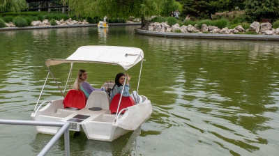 FOTO: Bucureștenii se vor putea plimba gratuit cu barca, pe lacul din Parcul Drumul Taberei, de Paște