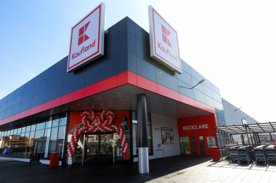 Kaufland inaugurează două magazine, dintre care unul realizat din beton ecologic