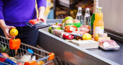 Franța obligă retailerii să avertizeze cumpărătorii când reduc cantitatea ca să nu mai crească prețurile la raft